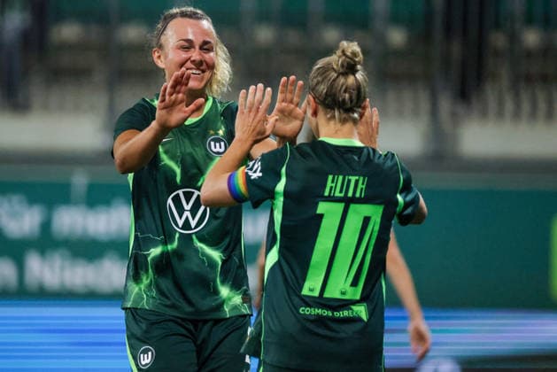 Wolfsburg, Deutschland: 23.09.2026 - UEFA Women™s Europa Cup - Hinrunde - VfL Wolfsburg Frauen vs. Sturm Graz Frauen Im Bild: v.li.Torschützin Lena Lattwein (Wolfsburg) macht das Tor zum 6:1 für Wolfsburg und jubelt mit Svenja Huth (Wolfsburg) Copyright: HMBxMedia MadeleinexFantini