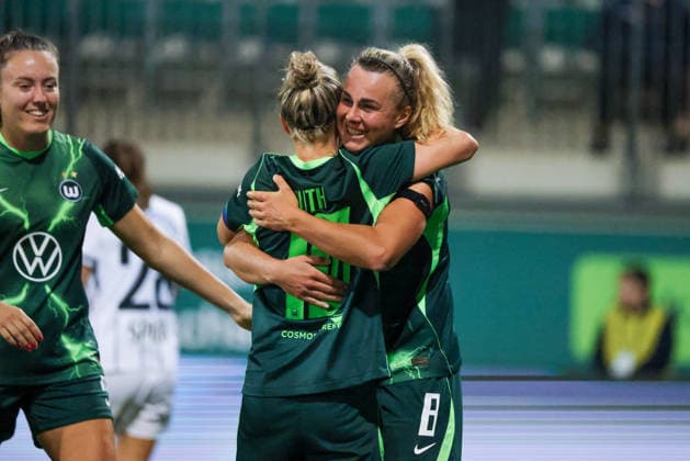 Wolfsburg, Deutschland: 23.09.2026 - UEFA Women™s Europa Cup - Hinrunde - VfL Wolfsburg Frauen vs. Sturm Graz Frauen Im Bild: v.li. die Dritte Torschützin Lena Lattwein (Wolfsburg) macht das Tor zum 6:1 für Wolfsburg und jubelt mit Mara Alber (Wolfsburg) und Svenja Huth (Wolfsburg) Copyright: HMBxMedia MadeleinexFantini