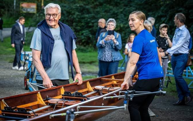 Ortszeit Bundespräsident in Hattingen ** NUR FÜR REDAKTIONELLE ZWECKE ** EDITORIAL USE ONLY **<p>Bundespräsident Frank-Walter Steinmeier (SPD) trägt am Mittwoch, 23.09.2026, im Rahmen seiner dreitägigen Ortszeit in Hattingen gemeinsam mit Aktiven des Hattinger Rudervereins ein Ruderboot zum Anleger an der Ruhr. Anschließend fährt er aktiv in einem Wandervierer mit Steuerfrau mit. Deutschland NRW Hattingen Copyright: MartinxMöller