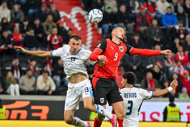 24.09.2026, Oberoesterreich Arena Linz, AUT, Uefa Nations League 2026 27 Group B - Oesterreich vs Israel, im Bild Nikita Stoinov (ISR) vs Sasa Kalajdzic (AUT) UEFA Nations League 2026 27 Group B Match between Austria and Israel in Linz, Austria on 2026 09 24 Linz Oberoesterreich Austria