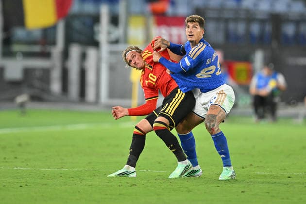 IPA88972587 - Mika Godts of Belgium under pressure from Giovanni Di Lorenzo of Italy during the UEFA Nations League soccer match between Italy and Belgium at the Stadio Olimpico on September 25, 2026, in Rome, Lazio. During the Italy vs. Belgium UEFA Nations League soccer match in Rome, Italy, on September 25, 2026  Copyright: xRobertoxRamaccia IPAxSportx xx IPA88972587