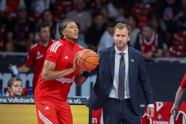 Anton Gavel (FC Bayern Basketball, Chef-Trainer) mit MarJon Beauchamp (FC Bayern Basketball, 03), GER, FC Bayern Basketball vs. Alba Berlin, Basketball, easycredit Basketball Bundesliga, 23.Spieltag, Saison 2026 2027, 26.09.2026, GER, FC Bayern Basketball vs. Alba Berlin, Basketball, easycredit Basketball Bundesliga, 23.Spieltag, Saison 2026 2027, 26.09.2026 Muenchen Copyright: xEibner-Pressefoto JennixMaulx EP_JML