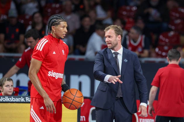 Anton Gavel (FC Bayern Basketball, Chef-Trainer) mit MarJon Beauchamp (FC Bayern Basketball, 03), GER, FC Bayern Basketball vs. Alba Berlin, Basketball, easycredit Basketball Bundesliga, 23.Spieltag, Saison 2026 2027, 26.09.2026, GER, FC Bayern Basketball vs. Alba Berlin, Basketball, easycredit Basketball Bundesliga, 23.Spieltag, Saison 2026 2027, 26.09.2026 Muenchen Copyright: xEibner-Pressefoto JennixMaulx EP_JML