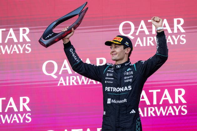 26.09.2026, AZE, Motorsport, FIA Formel 1 Weltmeisterschaft, Saison 2026, Baku City Circuit, Großer Preis von Aserbaidschan George Russell ( Mercedes-AMG Petronas F1 Team, Großbritannien, 63 ) jubelt auf dem Podium bei der Siegerehrung über den Sieg Baku Baku City Circuit Azerbaijan Copyright: xNordphoto Memmlerx