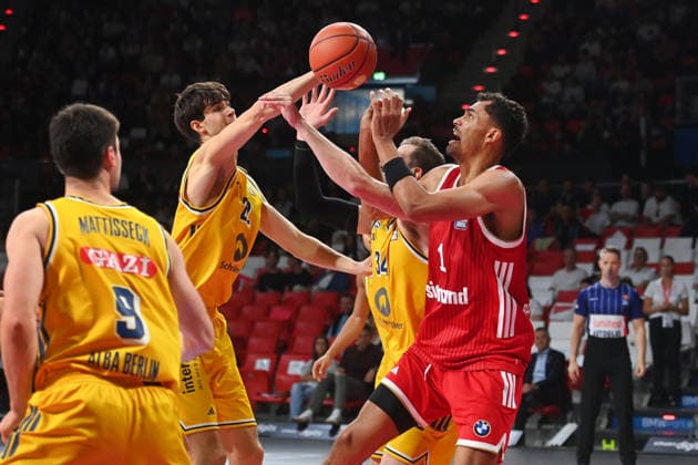 Johannes THIEMANN (FCB), Aktion,Zweikampf gegen Justin BEAN (Alba Berlin) und Nevio BENNEFELD (Alba Berlin). Basketball BBL,Saison 2026 2027 FC Bayern Muenchen-Alba Berlin am 26.09.2026, BMW Park