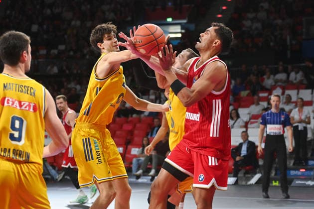 Johannes THIEMANN (FCB), Aktion,Zweikampf gegen Justin BEAN (Alba Berlin) und Nevio BENNEFELD (Alba Berlin). Basketball BBL,Saison 2026 2027 FC Bayern Muenchen-Alba Berlin am 26.09.2026, BMW Park