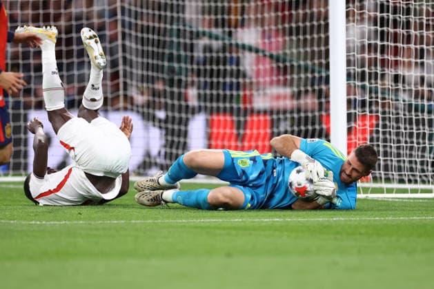 England v Spain 26 September 2026, London - UEFA Nations League - England v Spain - Bukayo Saka of England goes head over heels as Unai Simon of Spain makes a save - Photo: Jacques Feeney Offside. London UK Copyright: xJacquesxFeeneyx xOffsidexOffside