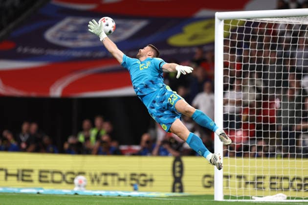 England v Spain 26 September 2026, London - UEFA Nations League - England v Spain - Spain goalkeeper Unai Simon dives for the ball - Photo: Jacques Feeney Offside. London UK Copyright: xJacquesxFeeneyx xOffsidexOffside