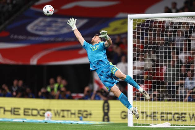 England v Spain 26 September 2026, London - UEFA Nations League - England v Spain - Spain goalkeeper Unai Simon dives for the ball - Photo: Jacques Feeney Offside. London UK Copyright: xJacquesxFeeneyx xOffsidexOffside