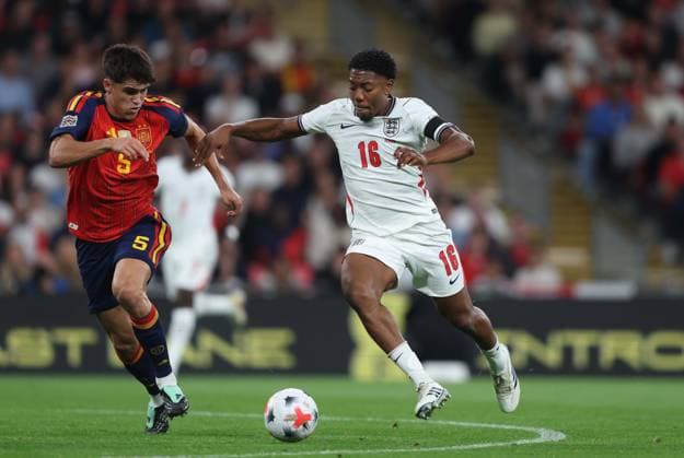 UEFA Nations League - England v Spain LONDON, ENGLAND, SEPTEMBER 26: Myles Lewis-Skelly of England national team, Nationalteam on the ball battles with Pau Cubarsi of Spain National Team during The UEFA Nations League Group Stage match in Group C3 between England v Spain at Wembley Stadium, London, England, on September 26. (Photo by Daniel Weir) London Wembley Stadium England Copyright: xDanielxWeir SportsxPressxPhotox Sportspressphoto_SPR240609