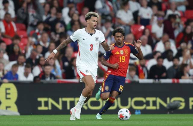 UEFA Nations League - England v Spain LONDON, ENGLAND, SEPTEMBER 26: Nico O Reilly of England national team, Nationalteam battles for the ball with Lamine Yamal of Spain National Team during The UEFA Nations League Group Stage match in Group C3 between England v Spain at Wembley Stadium, London, England, on September 26. (Photo by Daniel Weir) London Wembley Stadium England Copyright: xDanielxWeir SportsxPressxPhotox Sportspressphoto_SPR240635