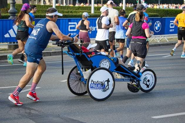 52. Berlin-Marathon 2026 ** NUR FÜR REDAKTIONELLE ZWECKE ** EDITORIAL USE ONLY **<p>Ein Teilnehmer schiebt einen Teilnehmer beim Berlin Marathon in einem Rollstuhl. Deutschland Berlin Berlin Copyright: JörgxCarstensen