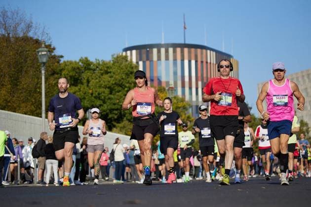 52. Berlin-Marathon 2026 ** NUR FÜR REDAKTIONELLE ZWECKE ** EDITORIAL USE ONLY **<p>Teilnehmer laufen beim Berlin Marathon über die Moltkebrücke mit dem Bundespräsidialamt im Hintergrund. Deutschland Berlin Berlin Copyright: JörgxCarstensen