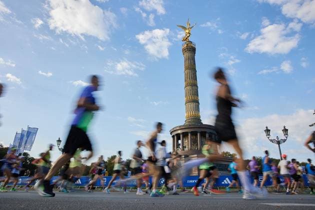 52. Berlin-Marathon 2026 ** NUR FÜR REDAKTIONELLE ZWECKE ** EDITORIAL USE ONLY **<p>Teilnehmer laufen beim Berlin Marathon an der Siegessäule vorbei. Deutschland Berlin Berlin Copyright: JörgxCarstensen