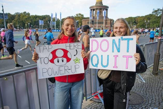 52. Berlin-Marathon 2026 ** NUR FÜR REDAKTIONELLE ZWECKE ** EDITORIAL USE ONLY **<p>Angehörige werden mit Transparenten beim Berlin Marathon angefeuert. Deutschland Berlin Berlin Copyright: JörgxCarstensen