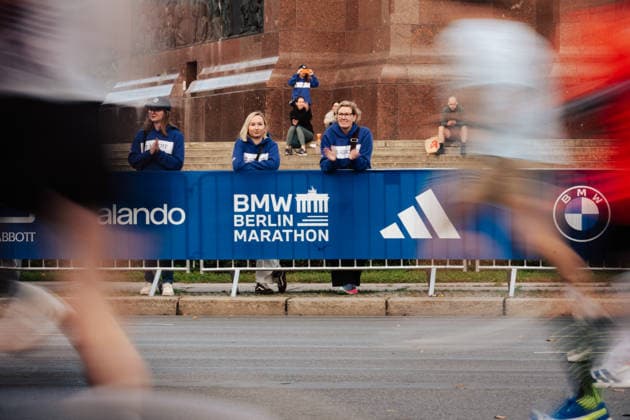 27.09.26, BMW Berlin Marathon 2026, Berlin BMW Berlin Marathon branding in front of Siegessäule with many runners in the foreground Berlin Berlin BE Deutschland