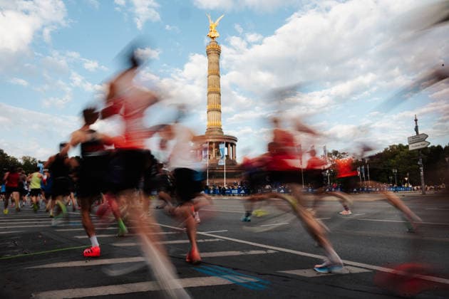27.09.26, BMW Berlin Marathon 2026, Berlin Many Runners passing by in front of Siegessäule, Motion Effect Berlin Berlin BE Deutschland