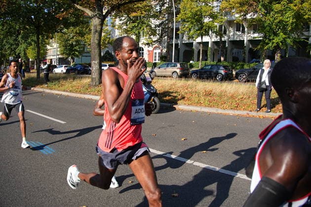 Berlin,27.09.2026, 52.BMW BERLIN-MARATHON,Hohenzollerndamm im Bezirk Wilmersdorf, Höhe 30 Kilometer.Der Äthiopier Guye Adola ist als erster Mann beim Berlin-Marathon ins Ziel gekommen. Am Sonntag erreichte er eine Zeit von 2:02:51. Es ist bereits der zweite Sieg Adolas beim Berlin-Marathon.