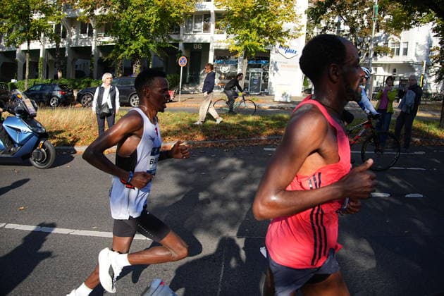 Berlin,27.09.2026, 52.BMW BERLIN-MARATHON,Hohenzollerndamm im Bezirk Wilmersdorf, Höhe 30 Kilometer.Der Äthiopier Guye Adola ist als erster Mann beim Berlin-Marathon ins Ziel gekommen. Am Sonntag erreichte er eine Zeit von 2:02:51. Es ist bereits der zweite Sieg Adolas beim Berlin-Marathon.