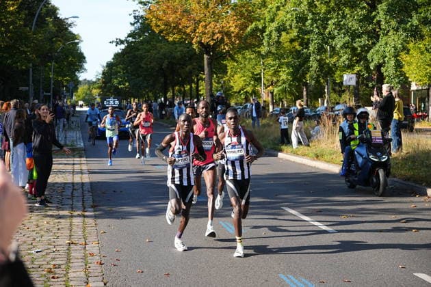 Berlin,27.09.2026, 52.BMW BERLIN-MARATHON,Hohenzollerndamm im Bezirk Wilmersdorf, Höhe 30 Kilometer.Der Äthiopier Guye Adola ist als erster Mann beim Berlin-Marathon ins Ziel gekommen. Am Sonntag erreichte er eine Zeit von 2:02:51. Es ist bereits der zweite Sieg Adolas beim Berlin-Marathon.