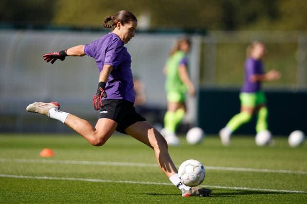 Fußball I Frauen I Saison 2026-2027 I DFB Pokal I FC Schalke 04 - SGS Essen I 27.09.2026 Julia Kassen (32, SGS Essen) schießt den Ball beim aufwärmen Freisteller, Nahaufnahme, Porträt, Portrait, Einzelfoto, Einzelbild, Körper Gelsenkirchen Parkstadion Nordrhein-Westfalen Deutschland Copyright: xLobeca CedricxSiefkerx