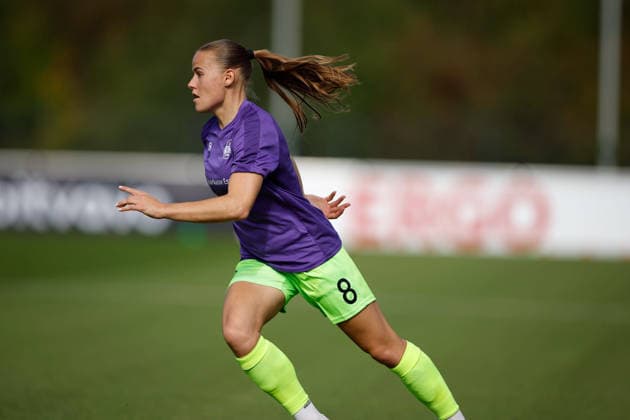 Fußball I Frauen I Saison 2026-2027 I DFB Pokal I FC Schalke 04 - SGS Essen I 27.09.2026 Antonia Baaß (8, SGS Essen) wärmt sich auf und setzt zum Sprint an Freisteller, Nahaufnahme, Porträt, Portrait, Einzelfoto, Einzelbild, Körper Gelsenkirchen Parkstadion Nordrhein-Westfalen Deutschland Copyright: xLobeca CedricxSiefkerx