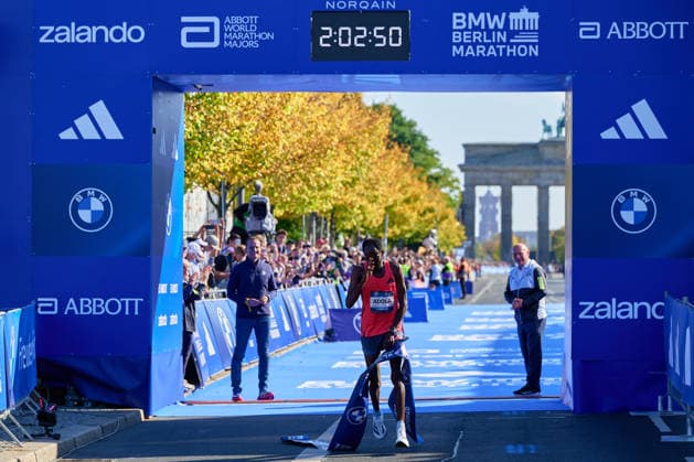 Guye Adola ((ETH), Sieger, Platz 1, Zieleinlauf, GER, BMW Generali Berlin Marathon 2026, 27.09.2026 GER, BMW Generali Berlin Marathon 2026, 27.09.2026 Berlin