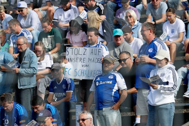 Fußball I Frauen I Saison 2026-2027 I DFB Pokal I FC Schalke 04 - SGS Essen I 27.09.2026 Fan vom Schalke 04 mit Schild Gelsenkirchen Parkstadion Nordrhein-Westfalen Deutschland Copyright: xLobeca CedricxSiefkerx