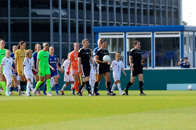 Fußball I Frauen I Saison 2026-2027 I DFB Pokal I FC Schalke 04 - SGS Essen I 27.09.2026 Einlauf der beiden Mannschaften. Angeführt von Nadine Westerhoff (Schiedsrichterin) Gelsenkirchen Parkstadion Nordrhein-Westfalen Deutschland Copyright: xLobeca CedricxSiefkerx