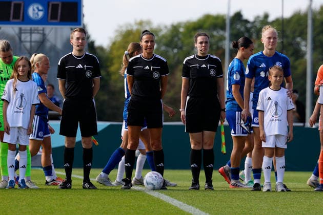 Fußball I Frauen I Saison 2026-2027 I DFB Pokal I FC Schalke 04 - SGS Essen I 27.09.2026 Adrian Mazurkiewicz (Schiedsrichter Assistent) Nadine Westerhoff (Schiedsrichterin) Carina Sokolowski (Schiedsrichter Assistentin) Gelsenkirchen Parkstadion Nordrhein-Westfalen Deutschland Copyright: xLobeca CedricxSiefkerx