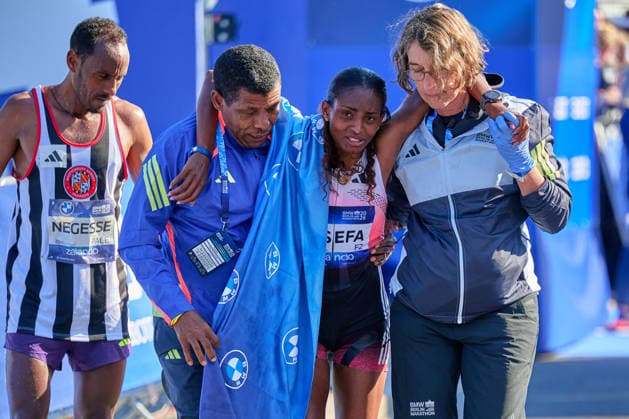 Tagst Assefa, Zieleinlauf, Siegerin Frauen, am Ende Ihrer Kraefte, GER, BMW Generali Berlin Marathon 2026, 27.09.2026 GER, BMW Generali Berlin Marathon 2026, 27.09.2026 Berlin
