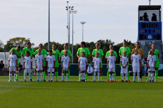 Fußball I Frauen I Saison 2026-2027 I DFB Pokal I FC Schalke 04 - SGS Essen I 27.09.2026 SGS Essen Mannschaft nach dem Einlauf Gelsenkirchen Parkstadion Nordrhein-Westfalen Deutschland Copyright: xLobeca CedricxSiefkerx