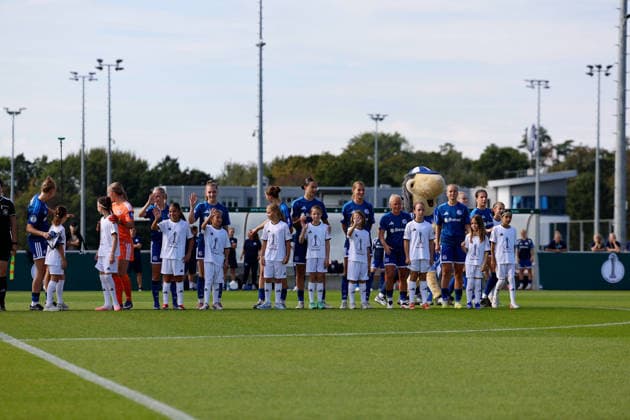 Fußball I Frauen I Saison 2026-2027 I DFB Pokal I FC Schalke 04 - SGS Essen I 27.09.2026 FC Schalke 04 mit Einlaufkindern Gelsenkirchen Parkstadion Nordrhein-Westfalen Deutschland Copyright: xLobeca CedricxSiefkerx