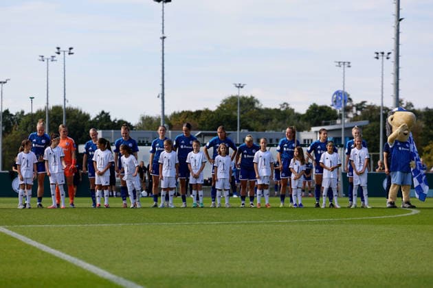 Fußball I Frauen I Saison 2026-2027 I DFB Pokal I FC Schalke 04 - SGS Essen I 27.09.2026 FC Schalke 04 mit Einlaufkindern in einer Reihe. Gelsenkirchen Parkstadion Nordrhein-Westfalen Deutschland Copyright: xLobeca CedricxSiefkerx