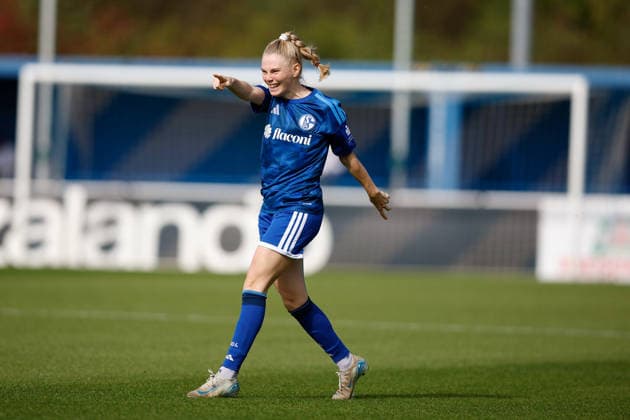Fußball I Frauen I Saison 2026-2027 I DFB Pokal I FC Schalke 04 - SGS Essen I 27.09.2026 Jolina Opladen (11, FC Schalke 04) Jubelt nach dem 1:0 Führungstreffer und zeigt auf ihre Mitspielerin Gelsenkirchen Parkstadion Nordrhein-Westfalen Deutschland Copyright: xLobeca CedricxSiefkerx