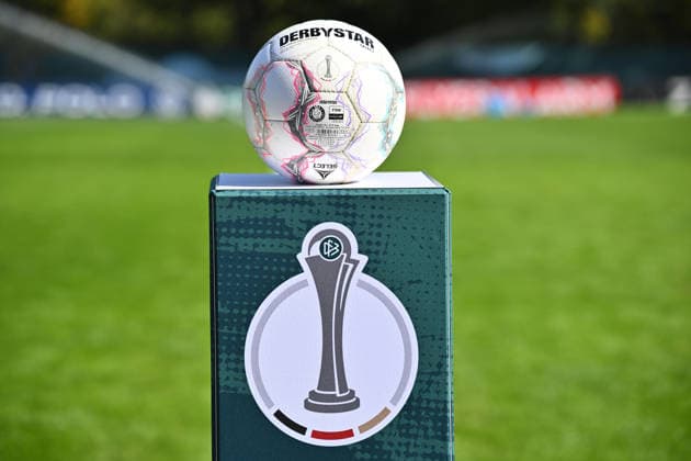 27.09.2026 - Fussball - Saison 2026 2027 - DFB Pokal Vereinspokal Frauen Damen - 01. Runde: SpVgg Greuther Fürth ( Kleeblatt ) - TSG 1899 Hoffenheim - Sportfoto Zink - xwoxzix - regulations prohibit any use of photographs as image sequences and or quasi-video - Feature Impression Symbolbild Symbolfoto - Spielball Ball auf Stele mit Wappen Logo Emblem