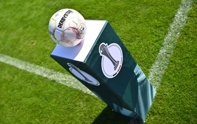 27.09.2026 - Fussball - Saison 2026 2027 - DFB Pokal Vereinspokal Frauen Damen - 01. Runde: SpVgg Greuther Fürth ( Kleeblatt ) - TSG 1899 Hoffenheim - Sportfoto Zink - xwoxzix - regulations prohibit any use of photographs as image sequences and or quasi-video - Feature Impression Symbolbild Symbolfoto - Spielball Ball auf Stele mit Wappen Logo Emblem