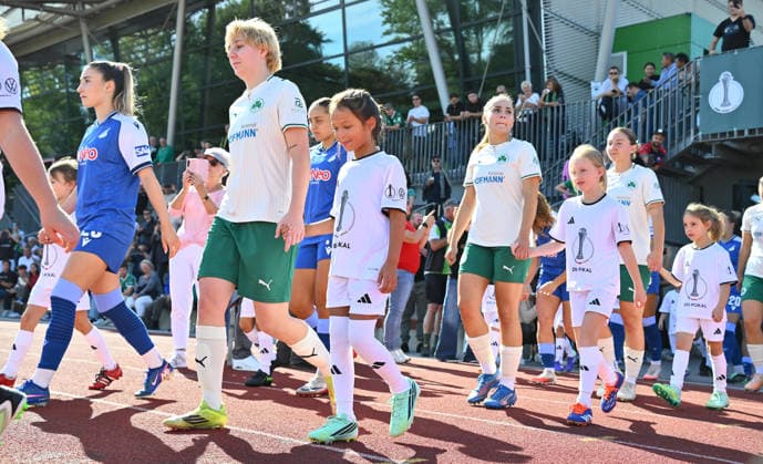 27.09.2026 - Fussball - Saison 2026 2027 - DFB Pokal Vereinspokal Frauen Damen - 01. Runde: SpVgg Greuther Fürth ( Kleeblatt ) - TSG 1899 Hoffenheim - Sportfoto Zink - xwoxzix - regulations prohibit any use of photographs as image sequences and or quasi-video - Mannschaft Team läuft ein