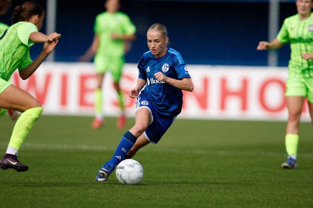 Fußball I Frauen I Saison 2026-2027 I DFB Pokal I FC Schalke 04 - SGS Essen I 27.09.2026 Nathalie Bollmann (2, FC Schalke 04) im Ballbesitz und im Dribbling Freisteller, Nahaufnahme, Porträt, Portrait, Einzelfoto, Einzelbild, Körper Gelsenkirchen Parkstadion Nordrhein-Westfalen Deutschland Copyright: xLobeca CedricxSiefkerx