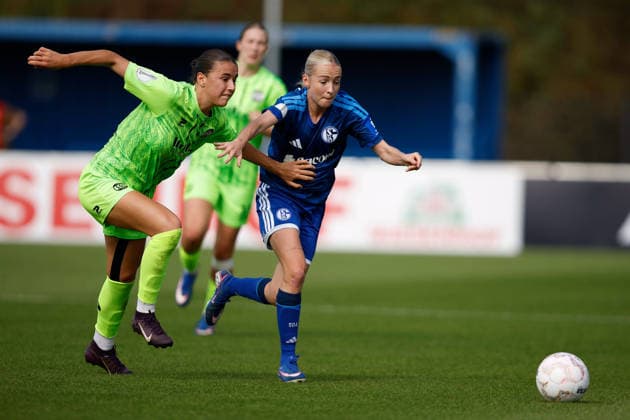 Fußball I Frauen I Saison 2026-2027 I DFB Pokal I FC Schalke 04 - SGS Essen I 27.09.2026 Selina Albrecht (19, SGS Essen) im Zweikampf mit Nathalie Bollmann (2, FC Schalke 04) Gelsenkirchen Parkstadion Nordrhein-Westfalen Deutschland Copyright: xLobeca CedricxSiefkerx