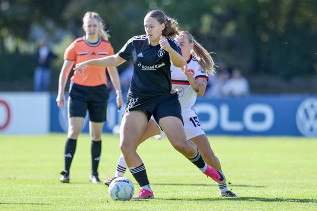 v.li.: Nina Grazei (ATS Buntentor, 04) und Emöke Papai (1. FC Nürnberg, 15) im Zweikampf, Duell, Dynamik, Aktion, Action, Spielszene, DIE DFB-RICHTLINIEN UNTERSAGEN JEGLICHE NUTZUNG VON FOTOS ALS SEQUENZBILDER UND ODER VIDEOÄHNLICHE FOTOSTRECKEN. DFB REGULATIONS PROHIBIT ANY USE OF PHOTOGRAPHS AS IMAGE SEQUENCES AND OR QUASI-VIDEO., 27.09.2026, Bremen (Deutschland), Fussball, DFB-Pokal Frauen, ATS Buntentor - 1. FC Nürnberg