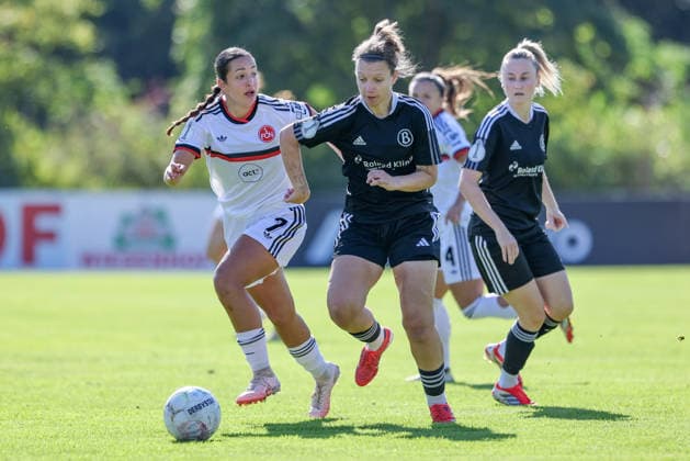 v.li.: Selma Licina (1. FC Nürnberg, 7) und Nathalie Heeren (ATS Buntentor, 11) im Zweikampf, Duell, Dynamik, Aktion, Action, Spielszene, DIE DFB-RICHTLINIEN UNTERSAGEN JEGLICHE NUTZUNG VON FOTOS ALS SEQUENZBILDER UND ODER VIDEOÄHNLICHE FOTOSTRECKEN. DFB REGULATIONS PROHIBIT ANY USE OF PHOTOGRAPHS AS IMAGE SEQUENCES AND OR QUASI-VIDEO., 27.09.2026, Bremen (Deutschland), Fussball, DFB-Pokal Frauen, ATS Buntentor - 1. FC Nürnberg