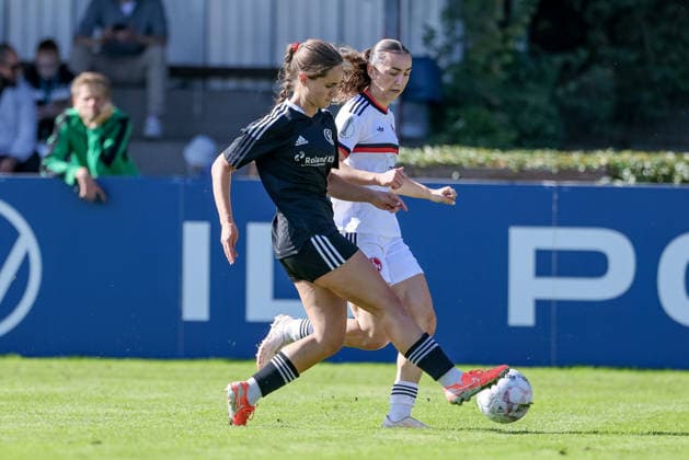 v.li.: Charlotte Bonnet (ATS Buntentor, 29) und Lara Meroni (1. FC Nürnberg, 11) im Zweikampf, Duell, Dynamik, Aktion, Action, Spielszene, DIE DFB-RICHTLINIEN UNTERSAGEN JEGLICHE NUTZUNG VON FOTOS ALS SEQUENZBILDER UND ODER VIDEOÄHNLICHE FOTOSTRECKEN. DFB REGULATIONS PROHIBIT ANY USE OF PHOTOGRAPHS AS IMAGE SEQUENCES AND OR QUASI-VIDEO., 27.09.2026, Bremen (Deutschland), Fussball, DFB-Pokal Frauen, ATS Buntentor - 1. FC Nürnberg