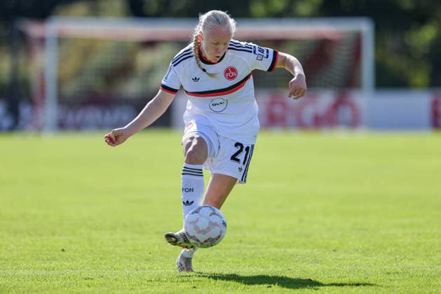 Keira Bednorz (1. FC Nürnberg, 21) am Ball, Freisteller, Einzelbild, Ganzkörper, Aktion, Action, Spielszene, DIE DFB-RICHTLINIEN UNTERSAGEN JEGLICHE NUTZUNG VON FOTOS ALS SEQUENZBILDER UND ODER VIDEOÄHNLICHE FOTOSTRECKEN. DFB REGULATIONS PROHIBIT ANY USE OF PHOTOGRAPHS AS IMAGE SEQUENCES AND OR QUASI-VIDEO., 27.09.2026, Bremen (Deutschland), Fussball, DFB-Pokal Frauen, ATS Buntentor - 1. FC Nürnberg
