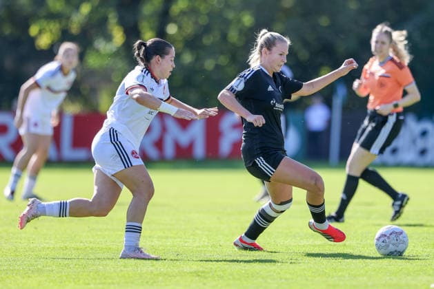 v.li.: Jonna Brengel (1. FC Nürnberg, 10) und Paula Rößeling (ATS Buntentor, 15) im Zweikampf, Duell, Dynamik, Aktion, Action, Spielszene, DIE DFB-RICHTLINIEN UNTERSAGEN JEGLICHE NUTZUNG VON FOTOS ALS SEQUENZBILDER UND ODER VIDEOÄHNLICHE FOTOSTRECKEN. DFB REGULATIONS PROHIBIT ANY USE OF PHOTOGRAPHS AS IMAGE SEQUENCES AND OR QUASI-VIDEO., 27.09.2026, Bremen (Deutschland), Fussball, DFB-Pokal Frauen, ATS Buntentor - 1. FC Nürnberg