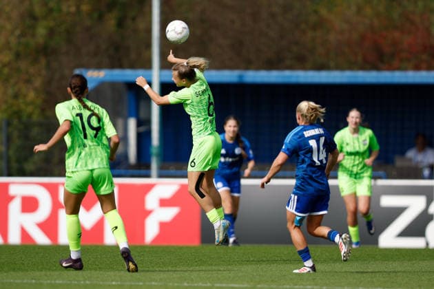 Fußball I Frauen I Saison 2026-2027 I DFB Pokal I FC Schalke 04 - SGS Essen I 27.09.2026 Jule Schnieder (6, SGS Essen) mit einem Kopfball Gelsenkirchen Parkstadion Nordrhein-Westfalen Deutschland Copyright: xLobeca CedricxSiefkerx