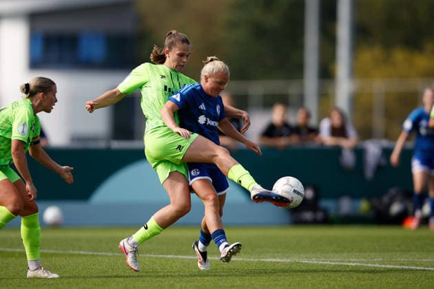 Fußball I Frauen I Saison 2026-2027 I DFB Pokal I FC Schalke 04 - SGS Essen I 27.09.2026 Karla Brinkmann (17, SGS Essen) und Jule von der Laan (14, FC Schalke 04) im Zweikampf Gelsenkirchen Parkstadion Nordrhein-Westfalen Deutschland Copyright: xLobeca CedricxSiefkerx