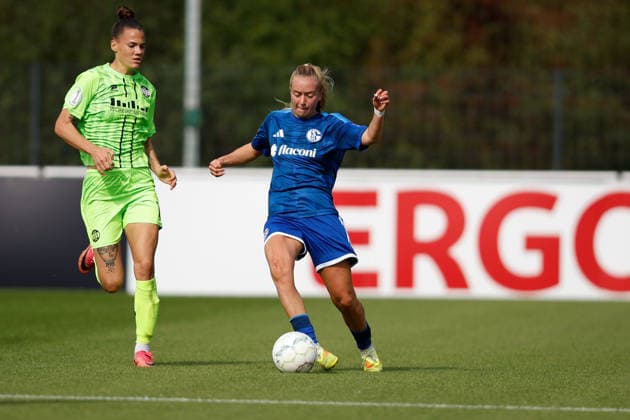 Fußball I Frauen I Saison 2026-2027 I DFB Pokal I FC Schalke 04 - SGS Essen I 27.09.2026 Nele Schmidt (19, FC Schalke 04) spielt einen Pass mit dem Außenriss Gelsenkirchen Parkstadion Nordrhein-Westfalen Deutschland Copyright: xLobeca CedricxSiefkerx