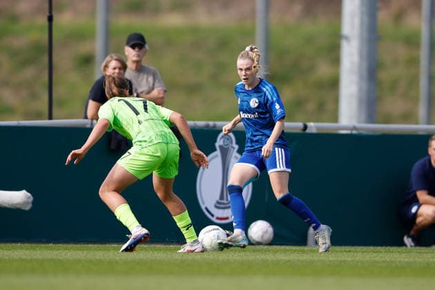 Fußball I Frauen I Saison 2026-2027 I DFB Pokal I FC Schalke 04 - SGS Essen I 27.09.2026 Karla Brinkmann (17, SGS Essen) und Jolina Opladen (11, FC Schalke 04) im Zweikampf Gelsenkirchen Parkstadion Nordrhein-Westfalen Deutschland Copyright: xLobeca CedricxSiefkerx