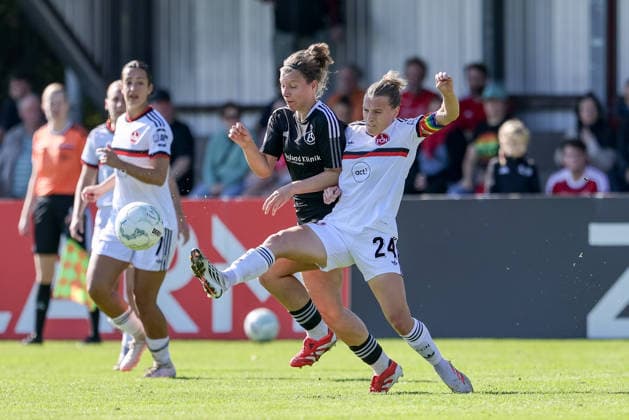 v.li.: Nathalie Heeren (ATS Buntentor, 11) und Nastassja Lein (1. FC Nürnberg, 24) im Zweikampf, Duell, Dynamik, Aktion, Action, Spielszene, DIE DFB-RICHTLINIEN UNTERSAGEN JEGLICHE NUTZUNG VON FOTOS ALS SEQUENZBILDER UND ODER VIDEOÄHNLICHE FOTOSTRECKEN. DFB REGULATIONS PROHIBIT ANY USE OF PHOTOGRAPHS AS IMAGE SEQUENCES AND OR QUASI-VIDEO., 27.09.2026, Bremen (Deutschland), Fussball, DFB-Pokal Frauen, ATS Buntentor - 1. FC Nürnberg